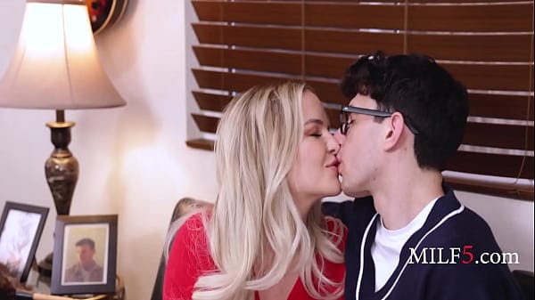 Family Portraiture Threesome Blend – Slimthick Vic | MILF5